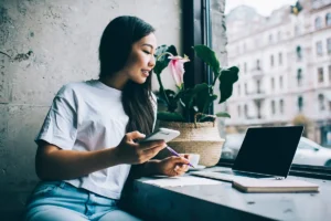 A woman leveraging content localization to write a blog post on her laptop.